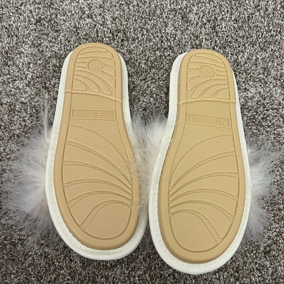 Feather Slippers Initial P in Pearls - Picture 2 of 2